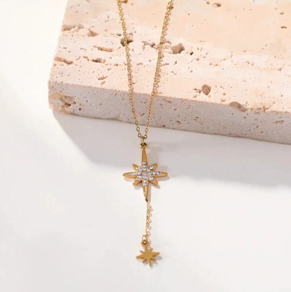 collier Astralia avec des étoiles scintillantes 